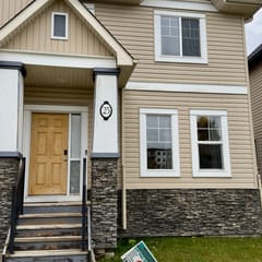 Skyview Family Home: Full Kitchen & Free Parking
