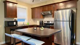 Skyview Family Home: Full Kitchen & Free Parking - Image 4