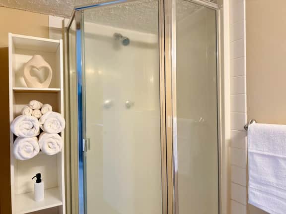 Spacious 1 Bedroom apartment in Hidden Way.