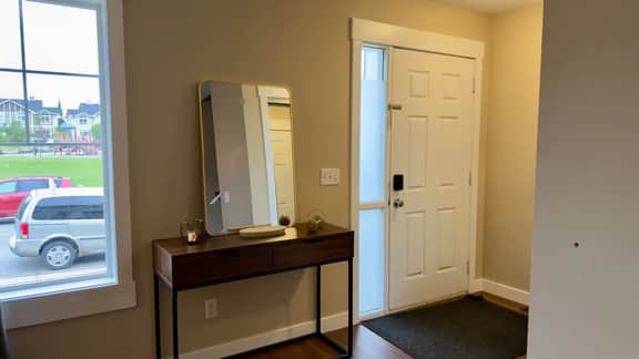 Skyview Family Home: Full Kitchen & Free Parking - Image 5