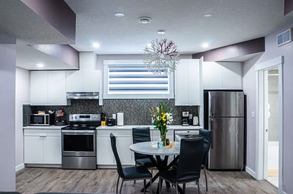 New stylish & homely 2 bdrm suite-10min to Airport