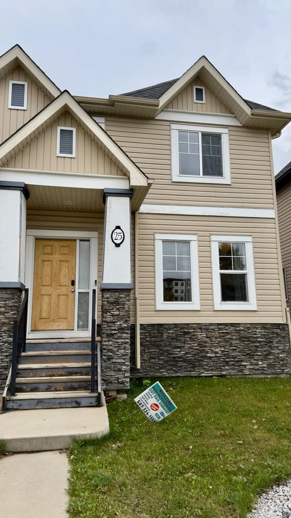 Skyview Family Home: Full Kitchen & Free Parking - Image 1
